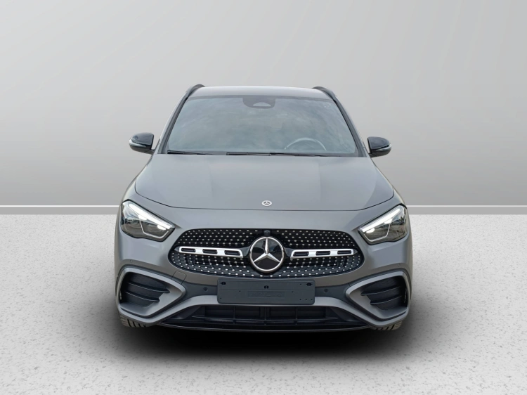 2 - Mercedes-Benz GLA 200 d automatic