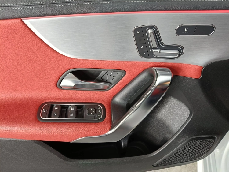 18 - Mercedes-Benz Classe A 180 d Premium auto