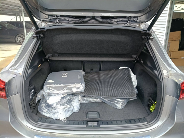 13 - Mercedes-Benz EQA 300 4MATIC