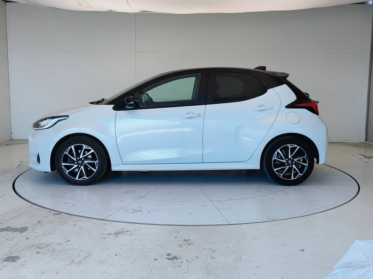 8 - Toyota Yaris Yaris 1.5h Style