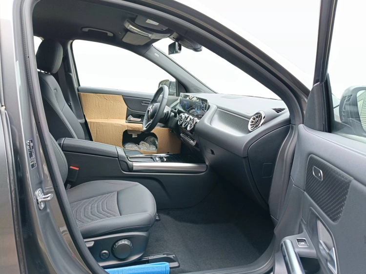 11 - Mercedes-Benz EQA 300 4MATIC