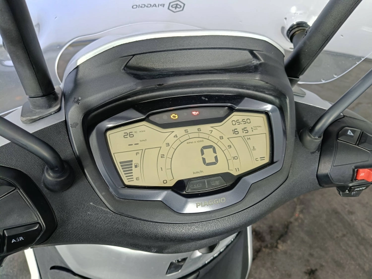 9 - Piaggio Beverly Beverly 400 hpe S abs-asr my21