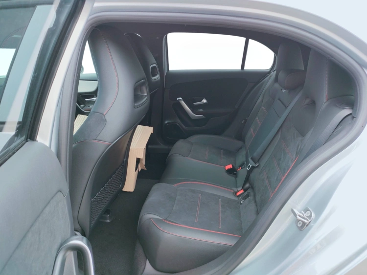 8 - Mercedes-Benz Classe A 180 d Automatic