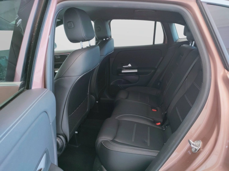 13 - Mercedes-Benz GLA 200 d Premium auto