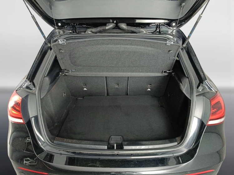 16 - Mercedes-Benz Classe A 180 d Premium