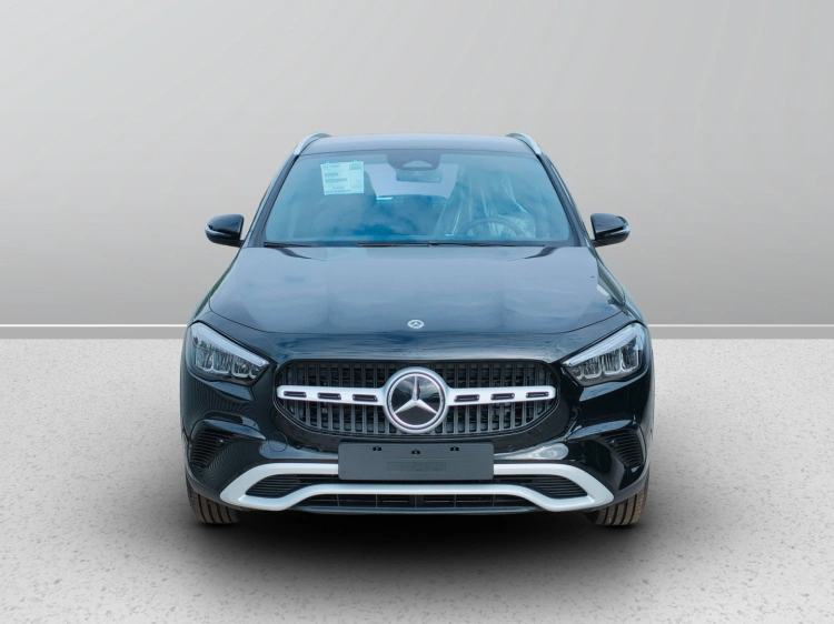 2 - Mercedes-Benz GLA 180 Automatic