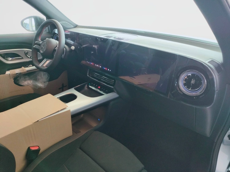 10 - Mercedes-Benz GLB 350 4MATIC con tecnologia EQ