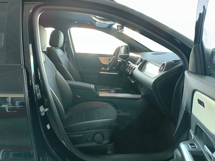 11 - Mercedes-Benz GLA 200 d Automatic 4MATIC