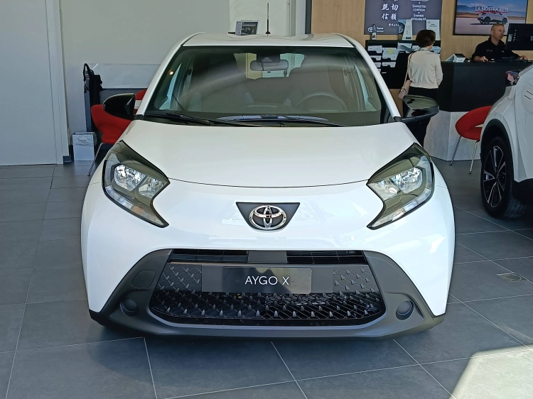 2 - Toyota Aygo X AYGO X 10B MT ACTIVE MY24