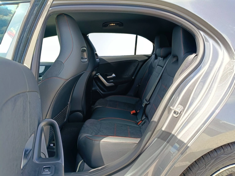 8 - Mercedes-Benz Classe A 180 d Automatic