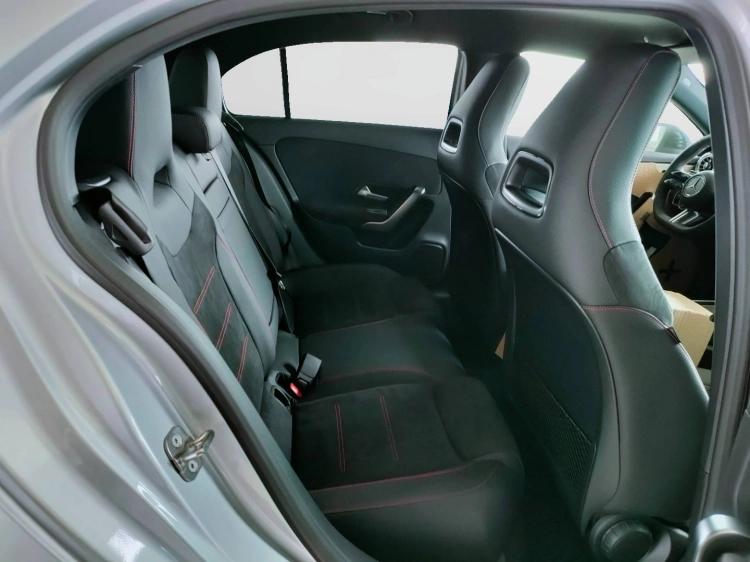 8 - Mercedes-Benz Classe A 180 d Automatic