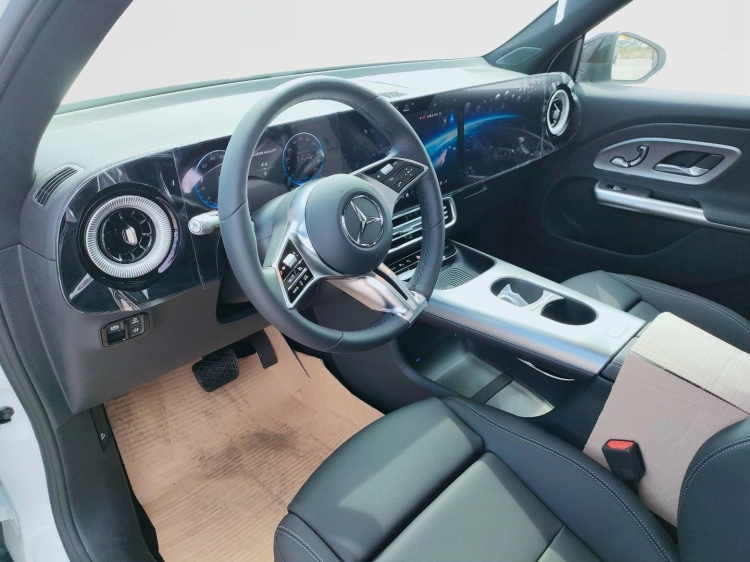 11 - Mercedes-Benz GLB 250+ con tecnologia EQ