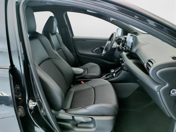 9 - Toyota Yaris Yaris 1.5h Lounge