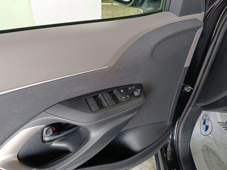 17 - Toyota Yaris Cross Yaris Cross 1.5h Lounge fwd 116cv e-cvt