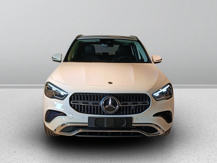 2 - Mercedes-Benz GLA 200 d automatic