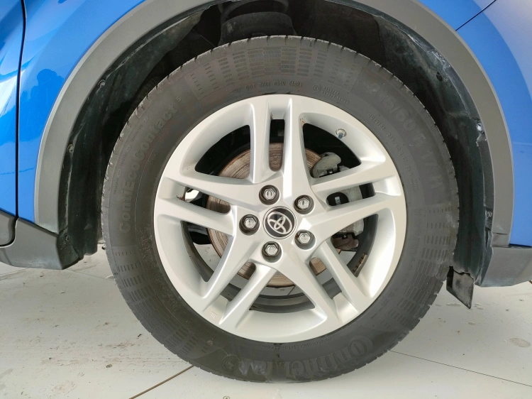 8 - Toyota C-HR C-HR 1.8h Active e-cvt