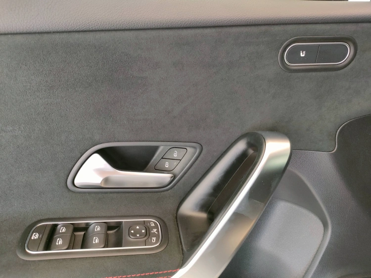 13 - Mercedes-Benz Classe A 200 d AMG Line Premium Plus auto