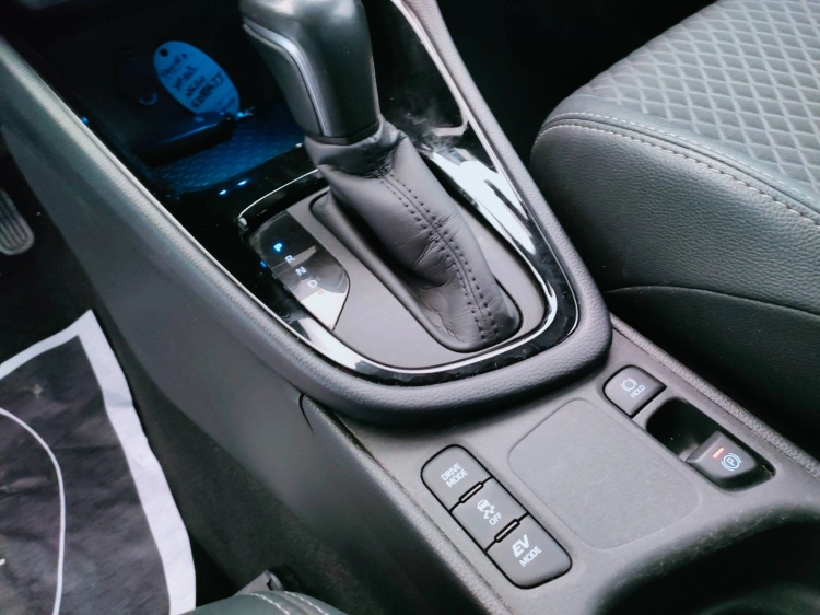 17 - Toyota Yaris Yaris 1.5h Lounge