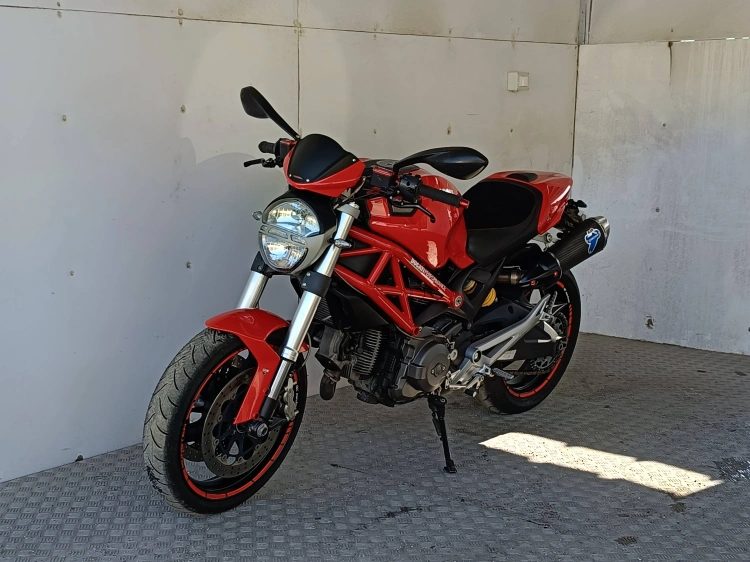 4 - Ducati E3027 CAGIVA RAPTOR 650