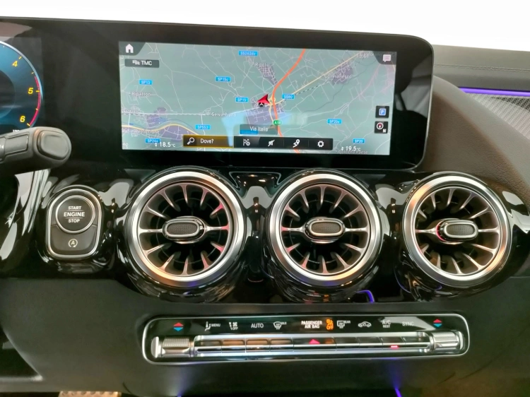 12 - Mercedes-Benz GLA 200 d Premium 4matic auto