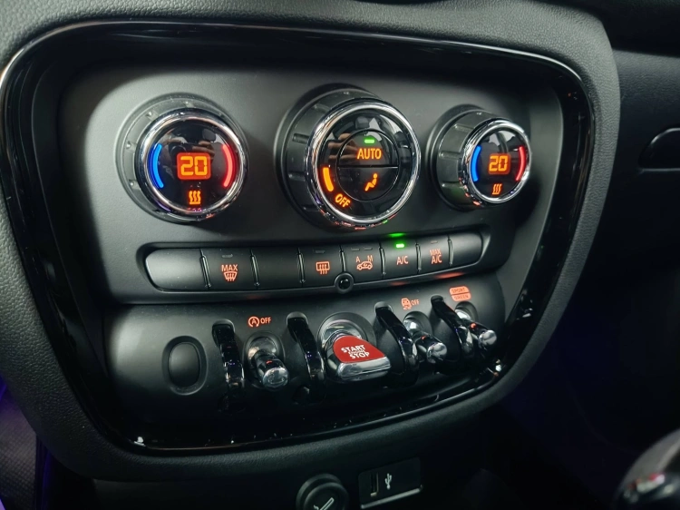 15 - MINI Cooper Mini Clubman 2.0 Cooper D Essential auto