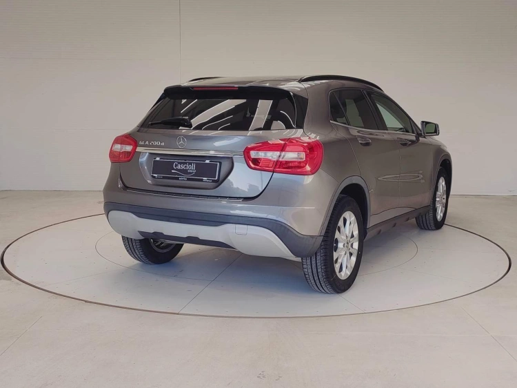 5 - Mercedes-Benz GLA 200 d Business auto