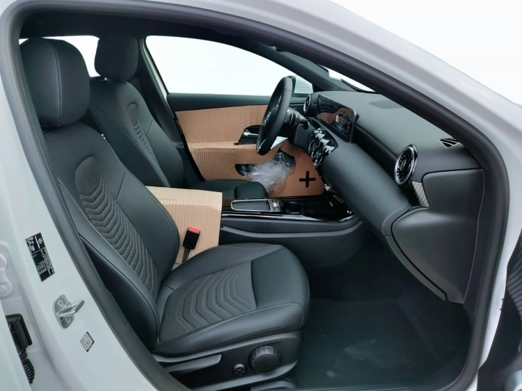 12 - Mercedes-Benz Classe A 180 d Automatic