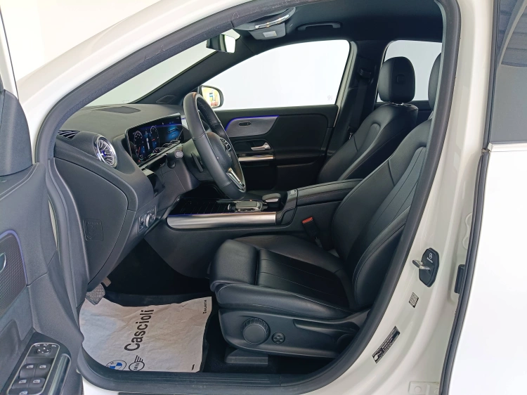 8 - Mercedes-Benz EQA 300 Sport 4matic
