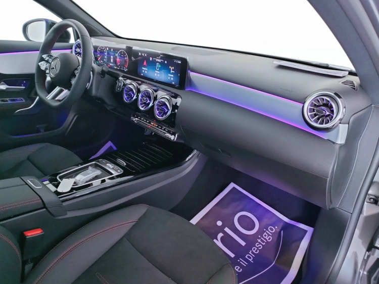 12 - Mercedes-Benz Classe A 200 d Automatic