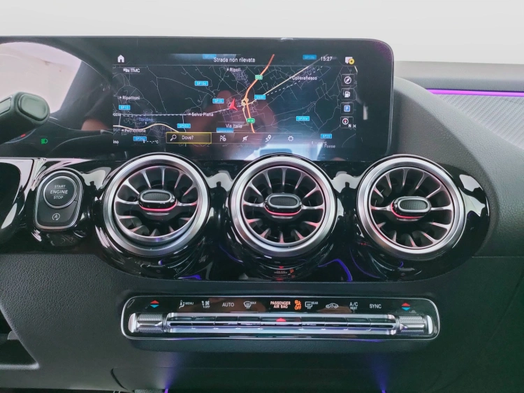17 - Mercedes-Benz GLA 200 d Premium auto