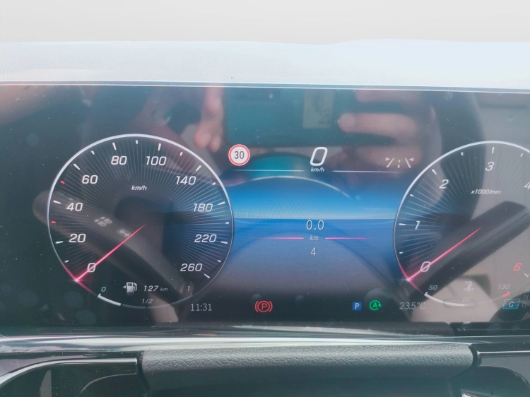 14 - Mercedes-Benz GLA 180  d Automatic