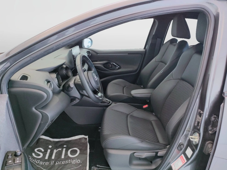 16 - Toyota Yaris Yaris 1.5h Lounge