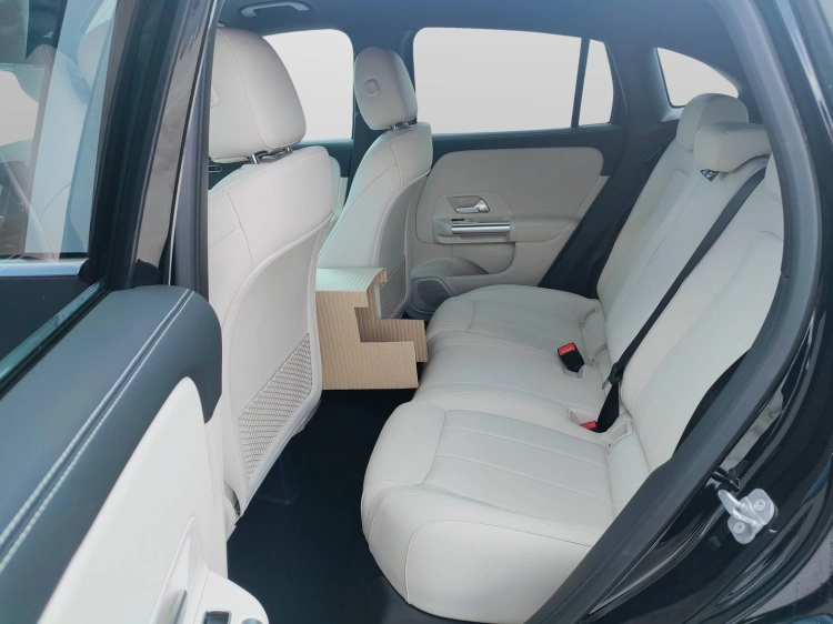 13 - Mercedes-Benz GLA 180  d Automatic