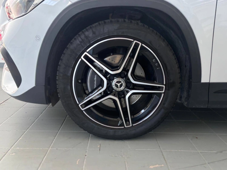 8 - Mercedes-Benz GLA 200 d Premium 4matic auto