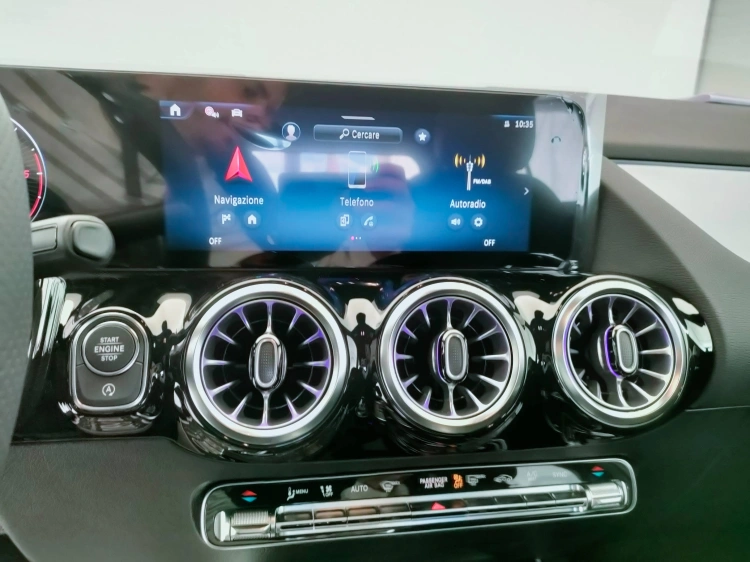 12 - Mercedes-Benz GLA 200 d automatic