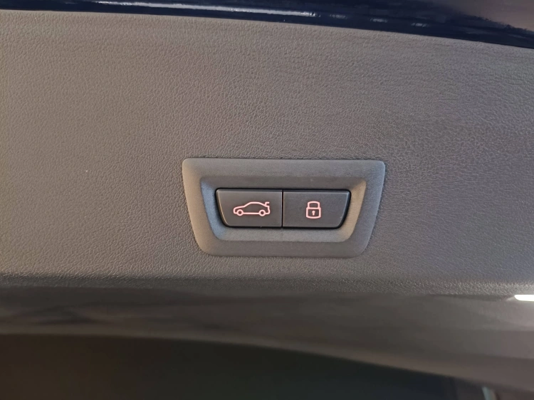 17 - BMW XM BMW XM Label