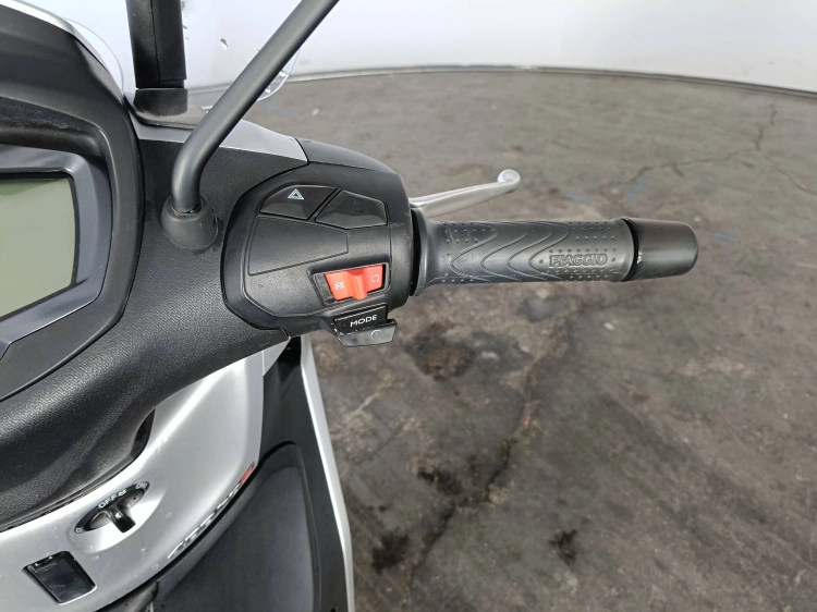 8 - Piaggio Beverly Beverly 400 hpe S abs-asr my21