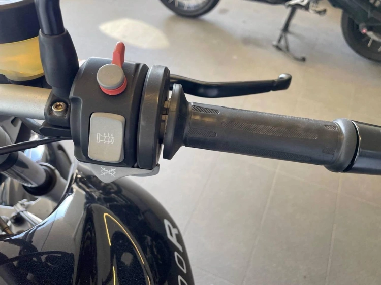 4 - BMW Motorrad R R 1200 R Abs