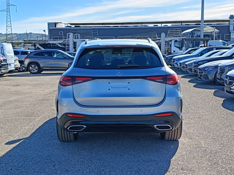 4 - Mercedes-Benz GLC 300 de 4MATIC