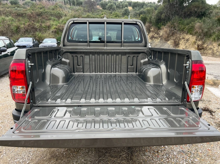 9 - Toyota Professional Hilux HILUX 2.4D A DC 4WD CMF MY24