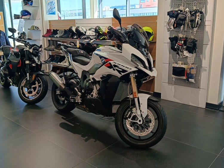 1 - BMW Motorrad XR S 1000 XR