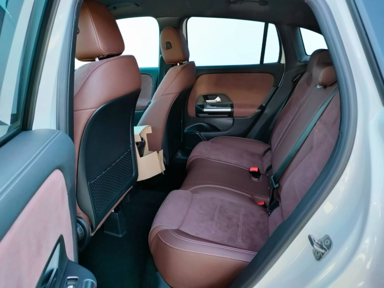 8 - Mercedes-Benz GLA 200 d Automatic 4MATIC