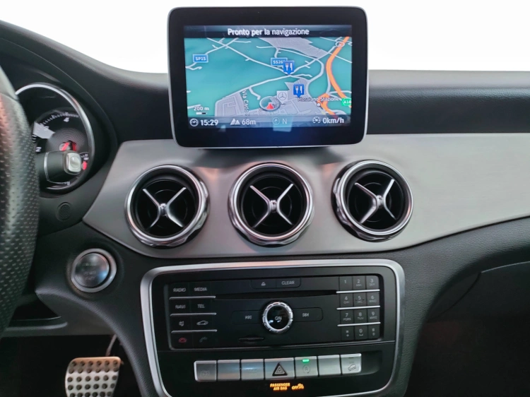 11 - Mercedes-Benz GLA 200 d Premium 4matic auto