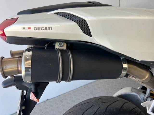 2 - Ducati 848 848