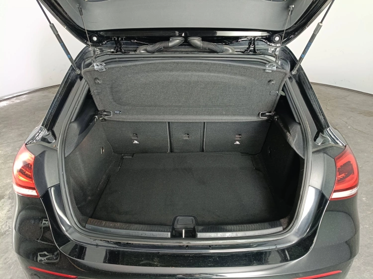 16 - Mercedes-Benz Classe A 180 d Premium