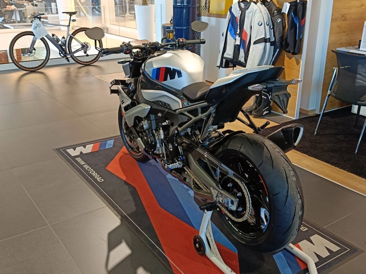 3 - BMW Motorrad R M 1000 R