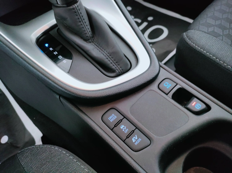 11 - Toyota Yaris Yaris 1.5h Active