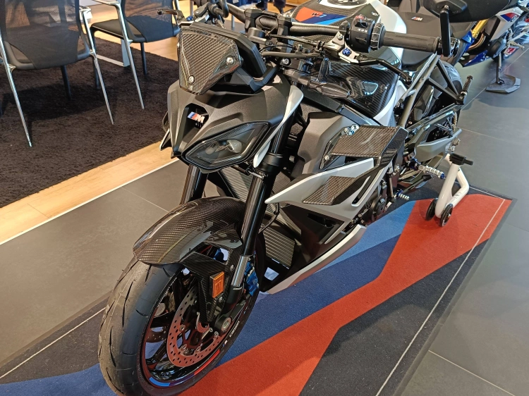 8 - BMW Motorrad R M 1000 R