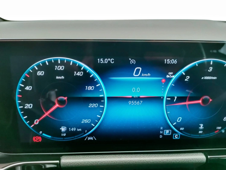 15 - Mercedes-Benz GLA 180 d Premium auto