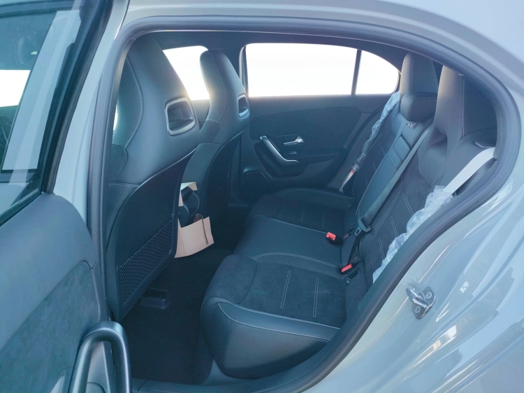 8 - Mercedes-Benz Classe A 180 d Automatic